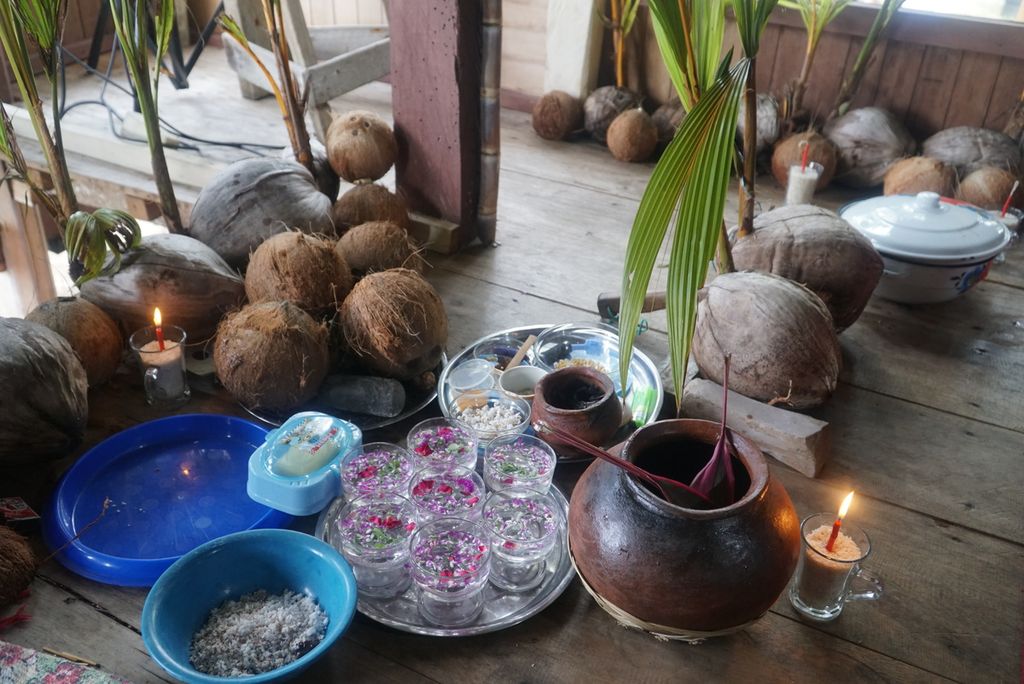 Tunas kelapa dan sejumlah perlengkapan saat ritual Anjoro Tahuni di Desa Bontolempangan, Kecamatan Buki, Kepulauan Selayar, Sulawesi Selatan, Kamis (30/11/2023).