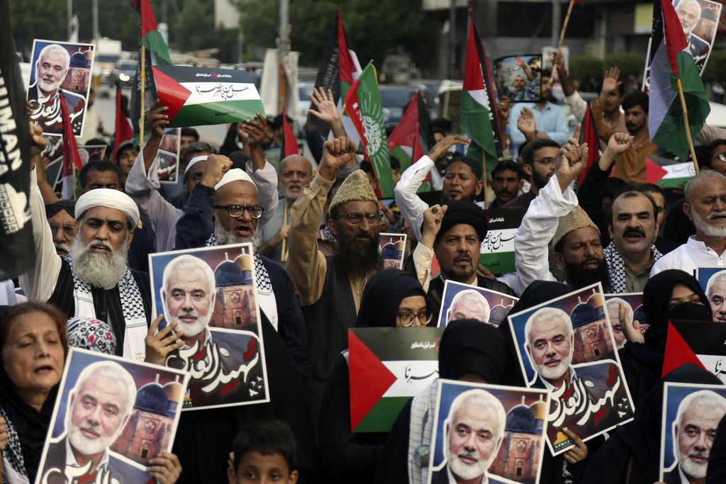 Para pendukung kelompok Muslim Syiah Pakistan ’Imamia Student Organization’ dan kelompok Yayasan Palestina Pakistan turun ke jalan memprotes pembunuhan pemimpin Hamas, Ismail Haniyeh, di Karachi, Pakistan, Rabu (31/7/2024). 