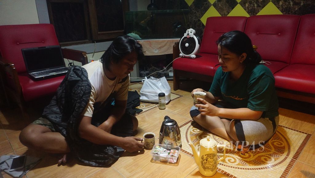 Warga menyeduh teh oplosan racikan keluarganya di Kecamatan Kartasura, Kabupaten Sukoharjo, Jawa Tengah, Minggu (14/8/2022). Kebiasaan mencampur teh berbagai merek sudah menjadi tradisi banyak keluarga di daerah tersebut. 