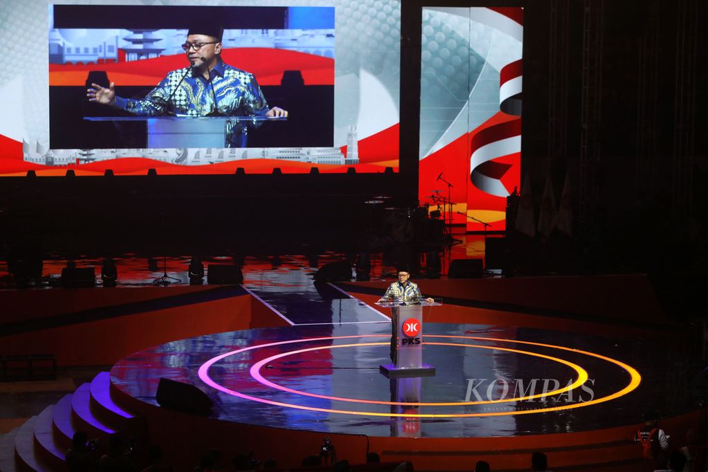 Ketua Umum Partai Amanat Nasional (PAN) Zulkifli Hasan menyampaikan pidato kebangsaan pada puncak peringatan Milad Ke-20 PKS di Istora Senayan, Jakarta, Minggu (29/5/2022).