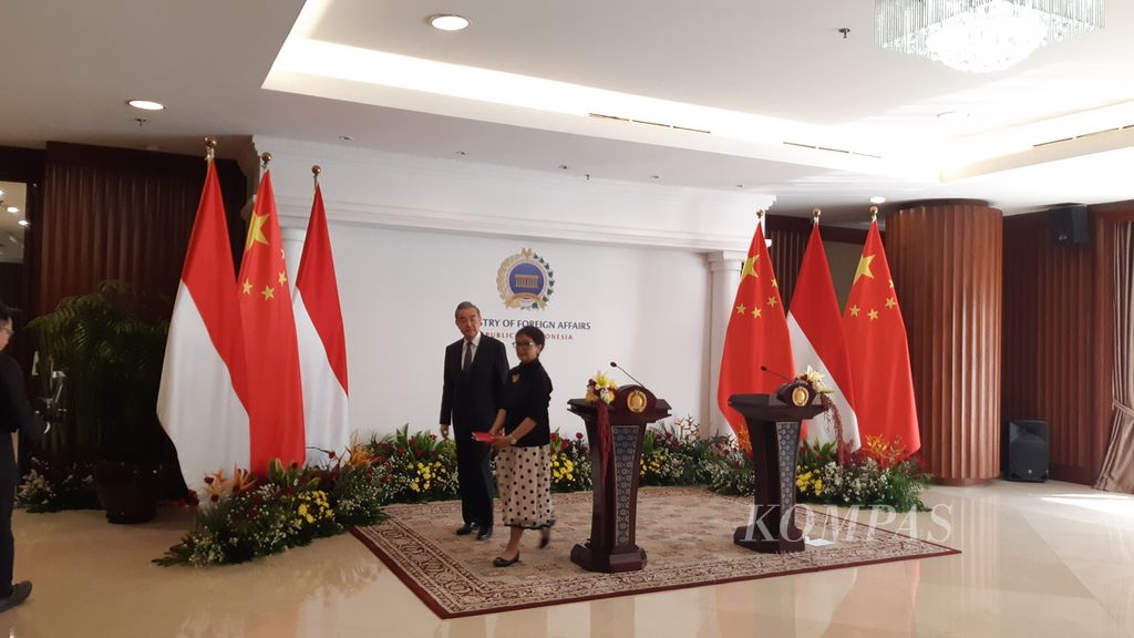 Menteri Luar Negeri Retno Marsudi (kanan) bersama Menlu China Wang Yi di Jakarta, Kamis (18/4/2024) meninggalkan aula Kementerian Luar Negeri seusai acara jumpa pers.