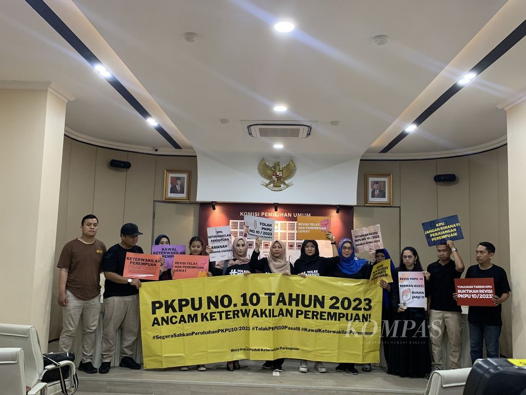 Masyarakat Peduli Keterwakilan Perempuan mendesak KPU untuk segera merevisi Peraturan KPU Nomor 10 Tahun 2023 di kantor KPU, Jakarta, Sabtu (13/5/2023). 