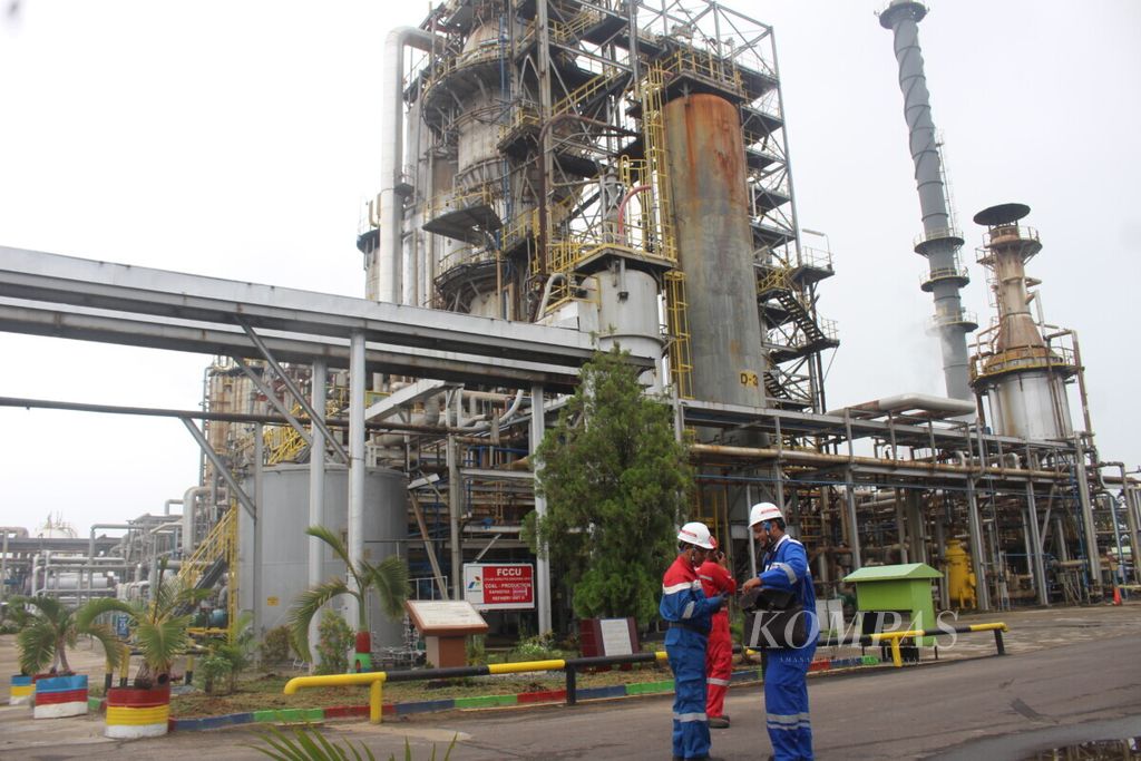 Ilustrasi. Petugas sedang memeriksa pipa di kilang minyak unit III Plaju, Palembang, Jumat (21/12/2018). Di dalam kilang ini dibuat bahan bakar hijau yang terbuat dari bahan turunan kelapa sawit.