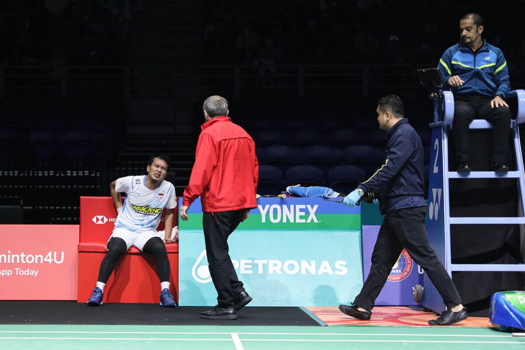 Hendra Setiawan/Mohammad Ahsan tak dapat menyelesaikan pertandingan babak kedua turnamen Malaysia Terbuka saat melawan He Ji Ting/Ren Xiang Yu (China) di Axiata Arena, Kuala Lumpur, Kamis (11/1/2024). Cedera pinggang yang dialami Ahsan membuat mereka mundur pada skor 17-21, 7-15.