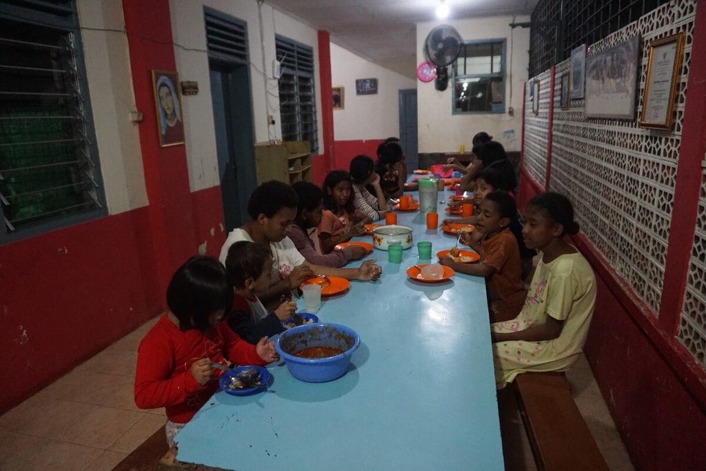 Suasana makan malam di Panti Asuhan Bunda Serayu Banyumas, Jawa Tengah, Kamis (15/12/2022).