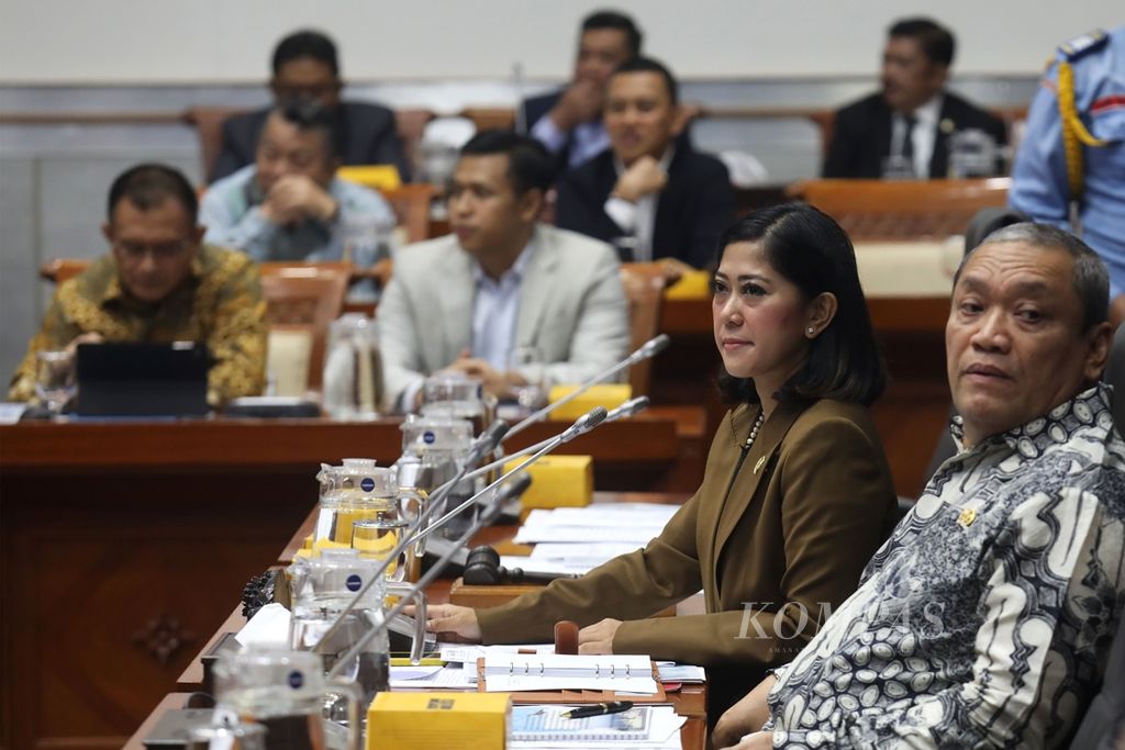 Ketua Komisi I DPR Meutia Hafidz memimpin rapat kerja Komisi I dengan Menteri Pertahanan Prabowo Subianto di kompleks Gedung Parlemen, Senayan, Jakarta, Senin (11/11/2019). 