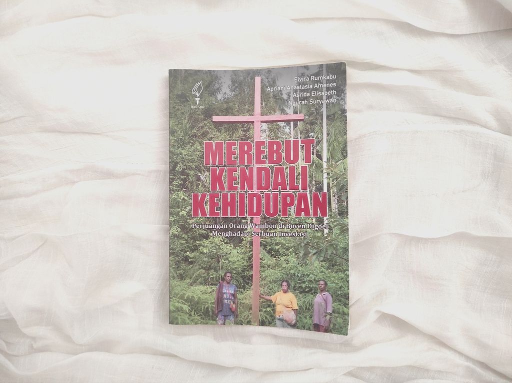 Halaman muka buku berjudul <i>Merebut Kembali Kendali Kehidupan: Perjuangan Orang Wambon di Boven Digoel Menghadapi Serbuan Investasi.</i>