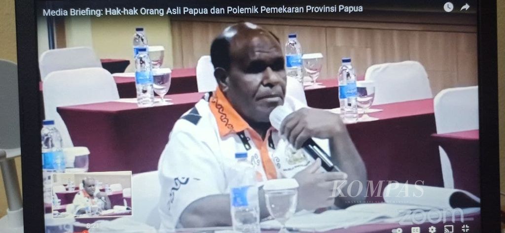 Wakil Ketua Majelis Rakyat Papua  Yoel Luiz Mulait dalam acara media <i>briefing </i>yang diselenggarakan Public Virtue Research Institute, Rabu (23/2/2022).