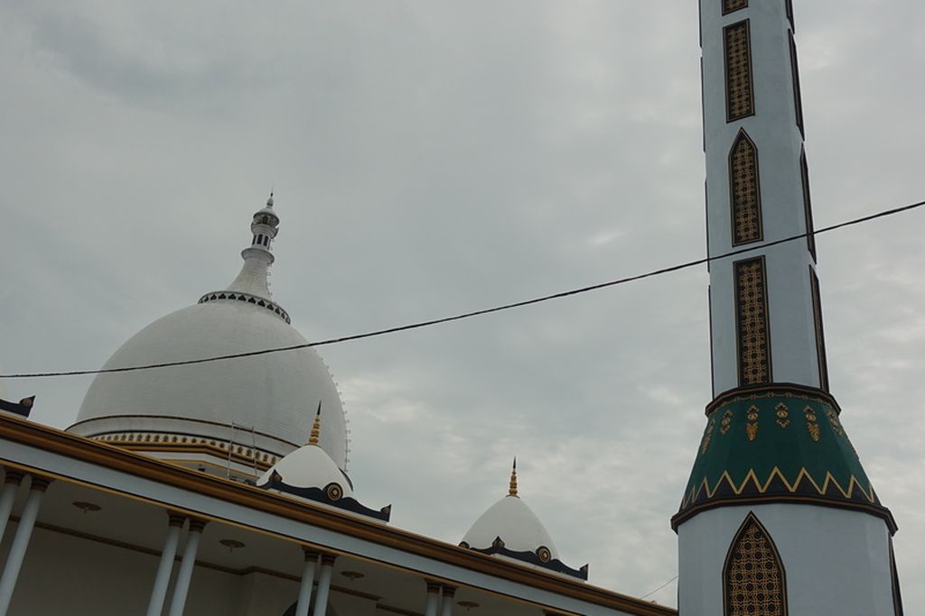 Menara Masjid Syaikhona H Ghozali bin Abdussalam di Pondok Pesantren Hidayatullah Al-Muhajirin, Paserean Bawah Buduran, Kecamatan Arosbaya, Bangkalan, yang diresmikan Wakil Presiden Ma’ruf Amin, Kamis (13/1/2022).