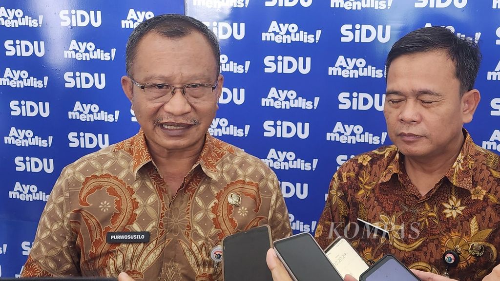 Wakil Kepala Dinas Pendidikan DKI Jakarta Purwosusilo (kiri) saat diwawancarai wartawan setelah acara peluncuran program AYO Menulis SiDU di Kantor Dinas Pendidikan DKI Jakarta, Kamis (22/8/2024).