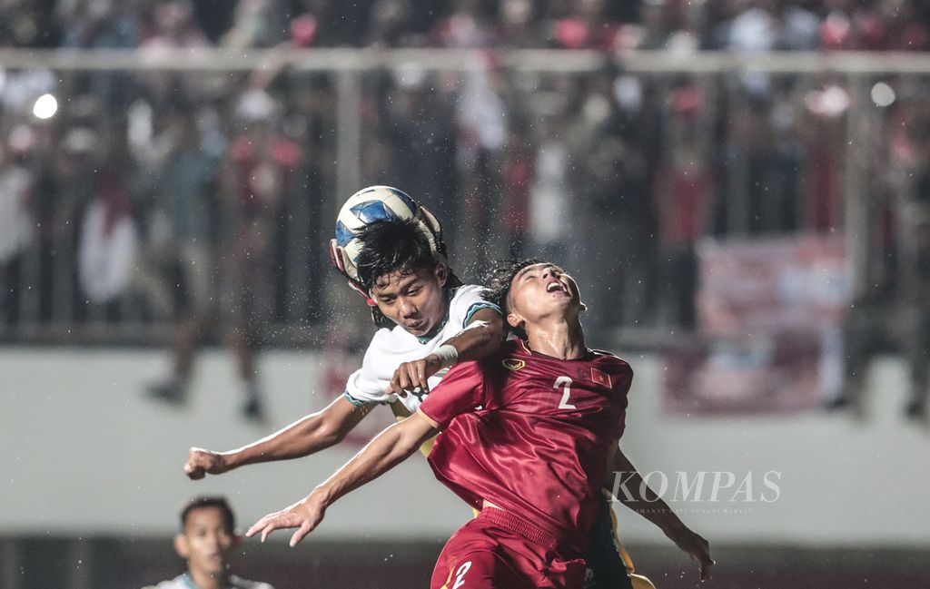 Pemain Indonesia U-16, Arkhan Kaka Putra Purwanto, berebut bola dengan pemain Vitenam U-16, Le Nguyen Quoc Klen, di final Piala AFF U-16 di Stadion Maguwoharjo, Sleman, DI Yogyakarta, Jumat (12/8/2022). Indonesia U-16 mengalahkan Vitenam U-16 dengan skor 1-0. 