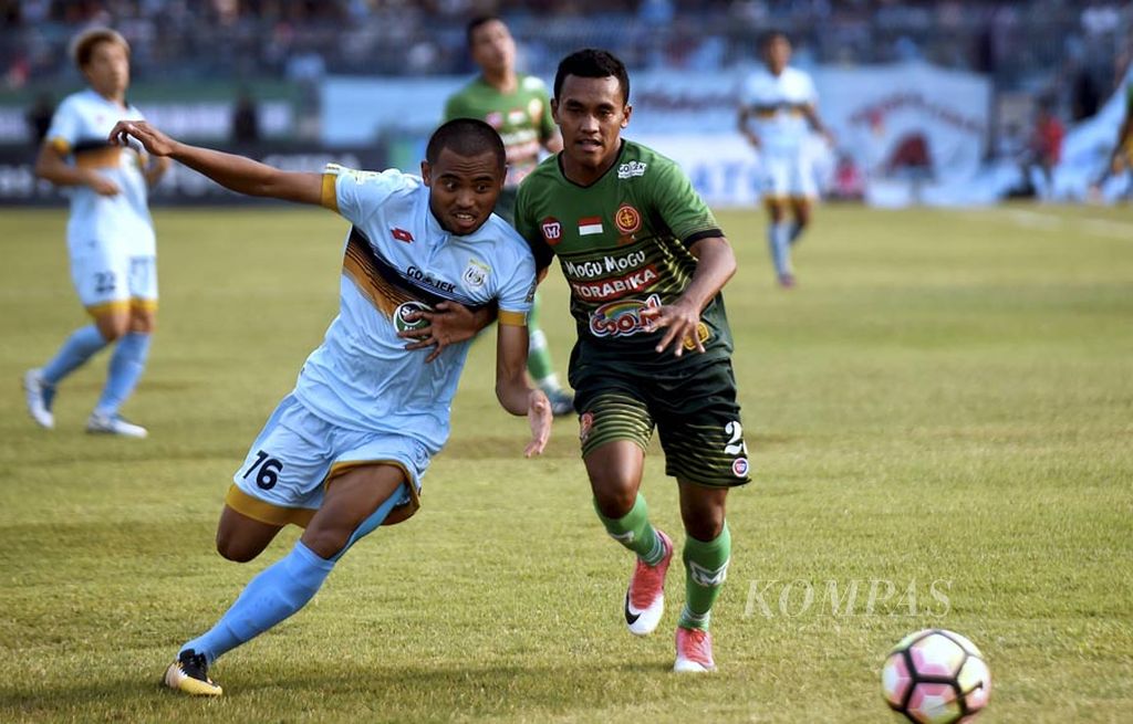 Pemain Persela Lamongan Saddil Ramdani (kiri) berebut bola dengan Pemain PS TNI Muhammad Kasim Slamat dalam laga Go-jek Traveloka Liga 1 di Stadion Surajaya, Lamongan, Jumat (22/9). Persela memang 1-0.