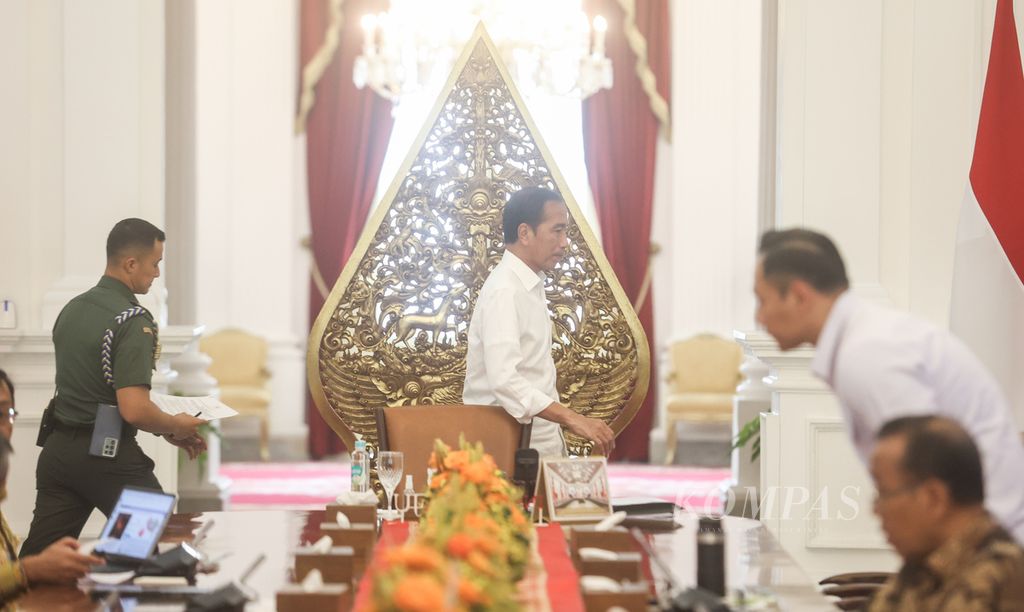 Presiden Joko Widodo tiba di ruangan untuk memimpin rapat terbatas penanganan pengungsi erupsi Gunung Ruang, di Istana Merdeka, Jakarta, Jumat (3/5/2024).