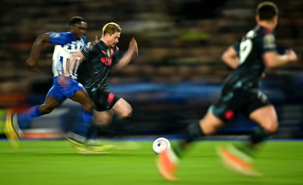 Manchester City midfielder Kevin De Bruyne is seen dribbling the ball during a Premier League match between Brighton and Hove Albion and Manchester City, held at Amex Stadium in Brighton in the early hours of Friday (26/4/2024) WIB.