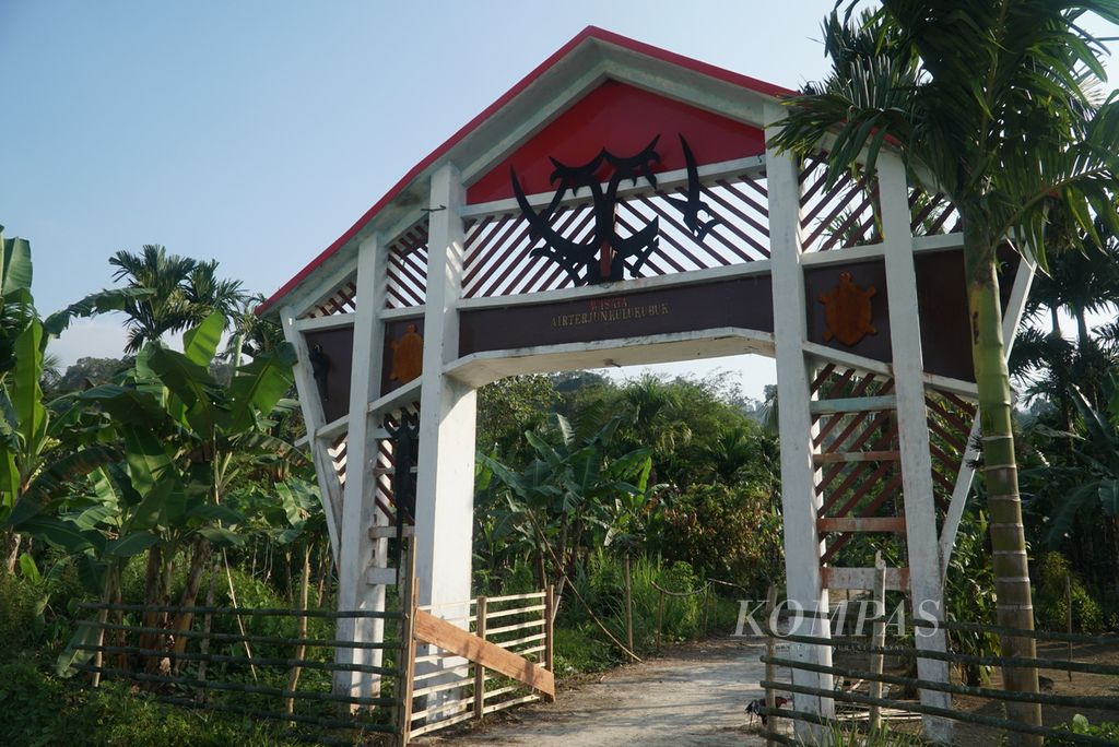 Gerbang menuju Air Terjun Kulukubuk di Dusun Kulukubuk, Desa Madobag, Kecamatan Siberut Selatan, Kepulauan Mentawai, Sumatera Barat, Kamis (28/9/2023). 