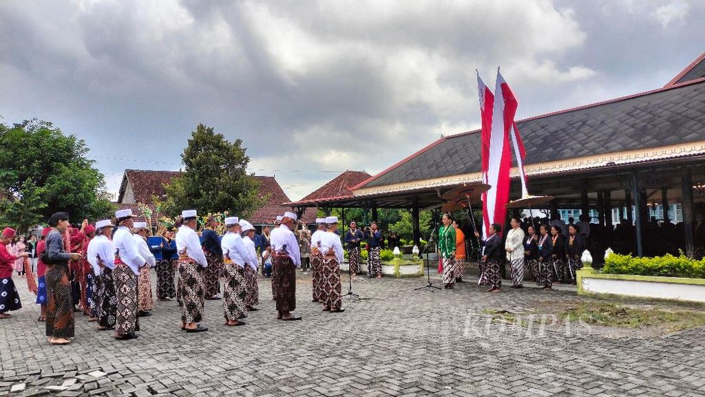 Rombongan utusan raja yang membawa rangkaian rengginang diterima GKR Mangkubumi di Ndalem Mangkubumen, Yogyakarta, Kamis (11/4/2024).