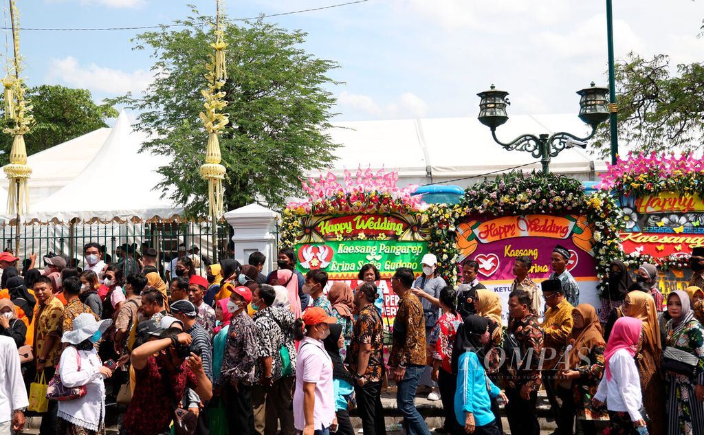 Antrean tamu undangan dari warga sekitar yang hadir pada pesta pernikahan Kaesang Pangarep-Erina Gudono di halaman Pura Mangkunegaran, Kota Surakarta, Jawa Tengah, Minggu (11/12/2022). 