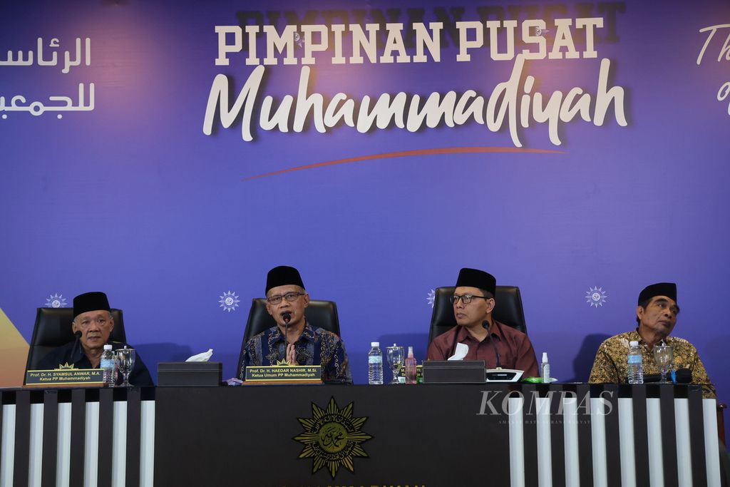 Ketua Umum Pimpinan Pusat (PP) Muhammadiyah Haedar Nashir (kedua dari kiri) memberi penjelasan seusai penetapan hasil hisab Ramadhan, Syawal, dan Zulhijah 1444 Hijriah di kantor PP Muhammadiyah, Yogyakarta, Senin (6/2/2023). 