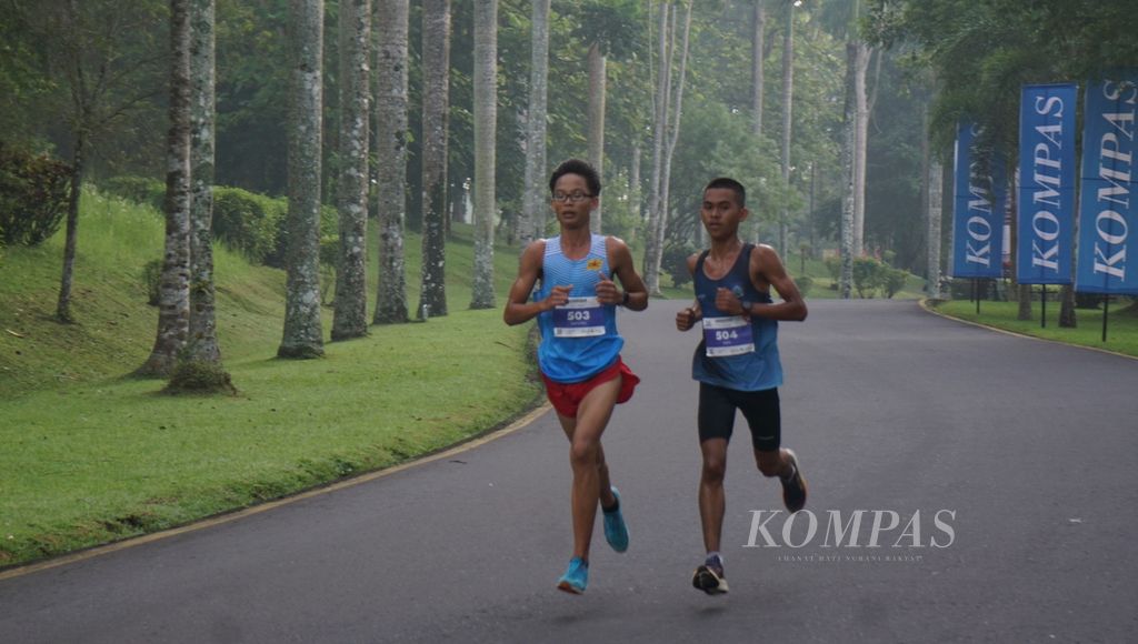 Efrianto Saputra (kiri) dan Muhammad Iqra Syahputra (kanan) saling beradu untuk memperebutkan posisi kedua dan ketiga dalam Bank Jateng Young Talent, di Borobudur Marathon 2022 Powered by Bank Jateng, Magelang, Jawa Tengah, Sabtu (12/11/2022).
