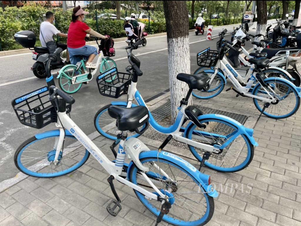 Sepeda berbagi keluaran Hellobike ini bisa diaktifkan menggunakan aplikasi Alipay. Warga asing atau yang tak lama akan berada di China hanya bisa menggunakan sepeda berbagi berwarna biru ini.