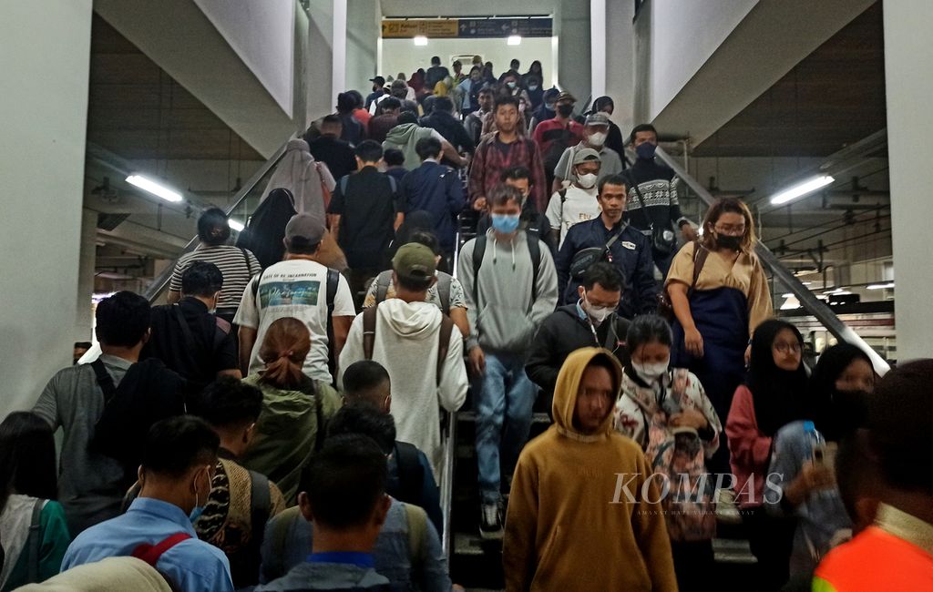 Suasana para penumpang menuju peron 1 sebagai peron baru bagi KRL relasi Bekasi-Kampung Bandan di Stasiun Manggarai, Jakarta, Rabu (20/12/2023). Sejumlah perjalanan KRL di Stasiun Manggarai mengalami perubahan penataan ulang peron penumpang. 