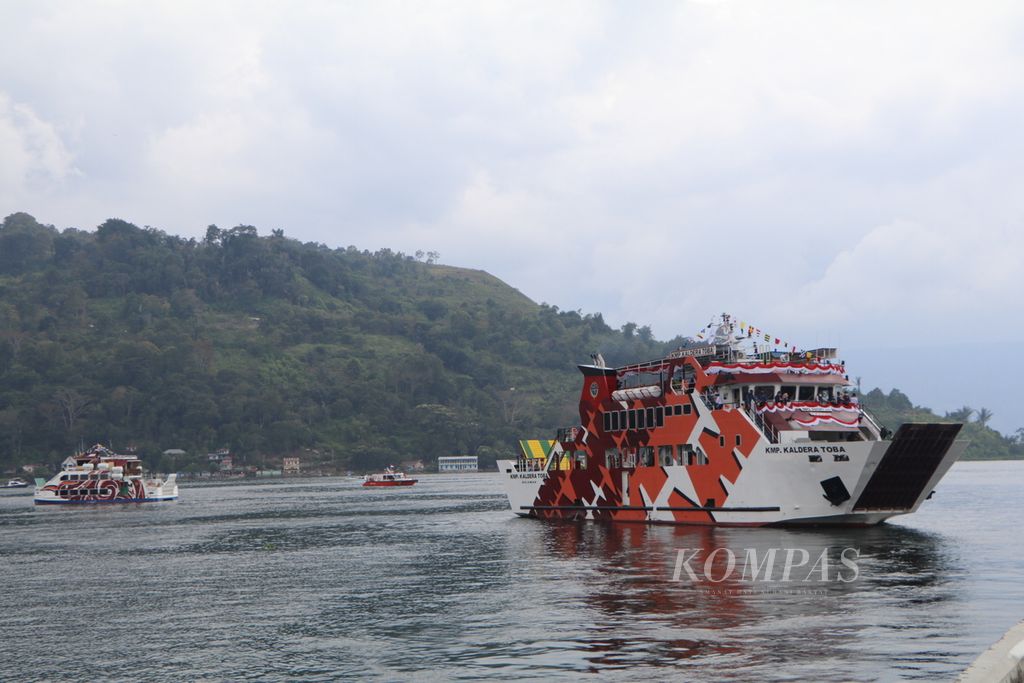 Kapal Motor Penyeberangan Kaldera Toba membawa Presiden Joko Widodo menyeberang dari Pelabuhan Ajibata ke Kabupaten Samosir, Sumatera Utara, Rabu (2/2/2022).