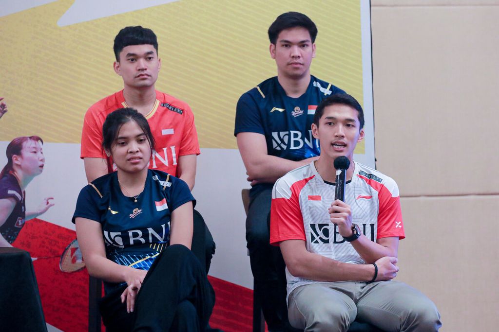 Gregoria Mariska Tunjung, Jonatan Christie (bawah), Leo Rolly Carnando (kiri atas), dan Daniel Marthin (kanan atas) hadir dalam acara konferensi pers menjelang turnamen Daihatsu Indonesia Masters 2024. Acara tersebut digelar di Jakarta pada Senin (27/11/2024).