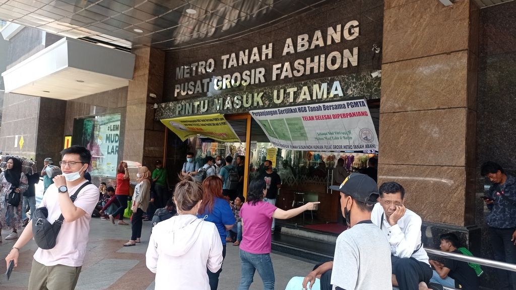 Suasana di Pusat Grosir Metro Tanah Abang, Jakarta Pusat, Selasa (12/9/2023). Pasar masih ramai meskipun tak sampai penuh sesak.