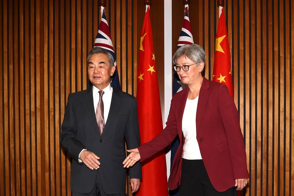 Menteri Luar Negeri Australia Penny Wong (kanan) dan Menlu  China Wang Yi sebelum pertemuan bilateral mereka di Canberra, Australia, Rabu (20/3/2024). 