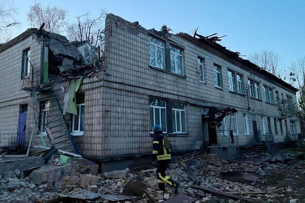 Anggota badan layanan darurat Ukraina di salah satu bangunan yang diserang Rusia di Kyiv, Sabtu (25/11/2023). Rusia mengerahkan 75 pesawat nirawak ke Ukraina. Kecuali satu pesawat, Ukraina menjatuhkan seluruh pesawat nirawak buatan Iran itu. 
