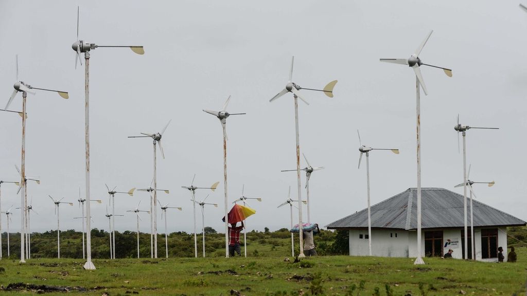 Deretan kincir angin Pembangkit Listrik Tenaga Bayu (PLTB) menghiasi puncak bukit di Dusun Tanarara, Desa Maubokul, Kecamatan Pandawai, Sumba Timur, Nusa Tenggara Timur, Rabu (3/2/2021). Sebagian besar dari 48 kincir angin yang dibangun pada 2013 lalu itu hingga kini masih berfungsi dengan baik dalam memenuhi kebutuhan listrik masyarakat sekitar. Kompas/Wawan H Prabowo