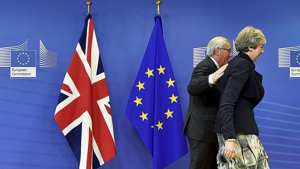 Perdana Menteri Inggris  Theresa May (kanan) dan Presiden Komisi Eropa Jean-Claude Juncker tiba di Kantor Komisi Eropa, Brussels, Belgia, Senin (4/12), untuk menggelar perundingan Brexit.  Perundingan antara May dan Juncker itu digelar pada hari tenggat yang ditetapkan untuk mencapai kesepakatan perceraian Inggris dari Uni Eropa (Brexit). Keduanya gagal mencapai kesepakatan. 
