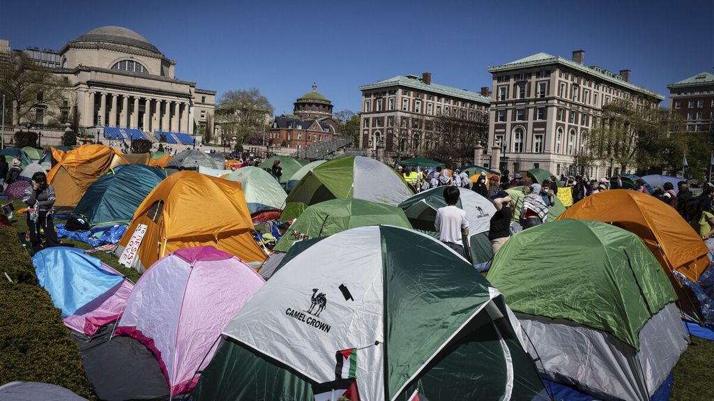 Puluhan tenda didirikan mahasiswa yang menentang perang di Gaza di halaman Kampus Universitas Columbia di New York, Amerika Serikat, Senin (22/4/2024). 