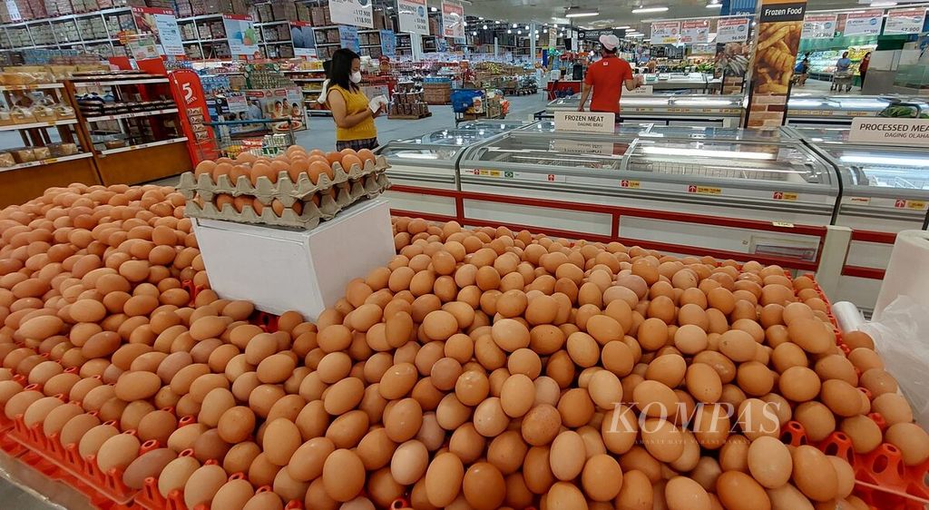 Telur ayam ras tersedia di salah satu supermarket grosir di Jakarta Barat, Selasa (22/3/2022). Sejumlah komoditas pangan, seperti telur, bawang putih, cabai merah keriting, dan daging sapi mengalami kenaikan hara. Harga telur ayam ras berkisar Rp 23.000-Rp 25.000 per kilogram. 