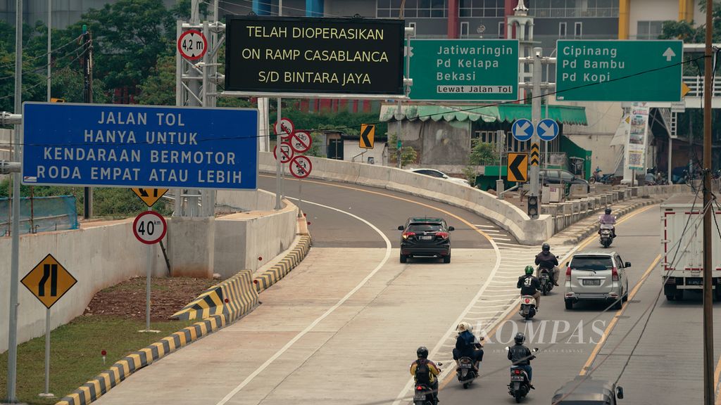 Kendaraan memasuki putaran menuju jalan tol Bekasi-Cawang-Kampung Melayu (Becakayu) di Jalan Basuki Rachmat, Jakarta Timur, Senin (3/10/2022). Pekan lalu, mayat seorang perempuan ditemukan dalam kantong plastik di sekitar Jalan Tol Becakayu. Polisi  telah menangkap pembunuhnya, yang merupakan teman korban.