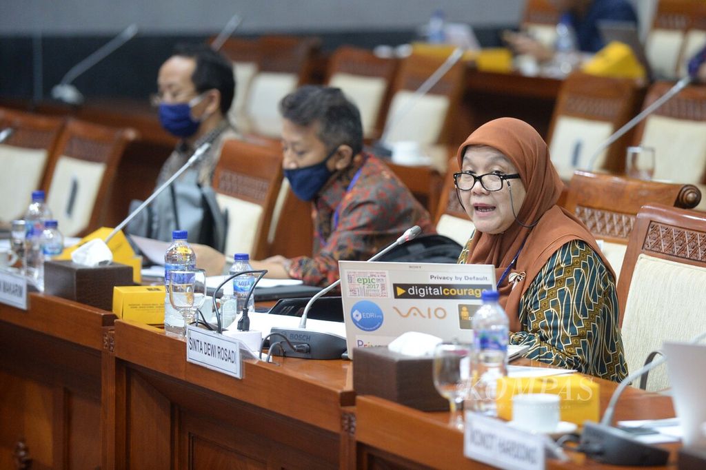 Ketua Cyber Law Center Fakultas Hukum Universitas Padjadjaran Sinta Dewi Rosadi berbicara dalam rapat dengar pendapat umum bersama Komisi I DPR untuk membahas Rancangan Undang-Undang Perlindungan Data Pribadi, di Kompleks Parlemen, Senayan, Jakarta, Rabu (1/7/2020). 