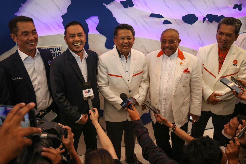Ketua DPP Partai Nasdem Willy Aditya (kedua dari kiri) menyampaikan keterangan pers didampingi Wakil Ketua Majelis Syura PKS Mohamad Sohibul Iman (tengah) dan Sekjen  PKS Habib Aboe Bakar Alhabsyi (kedua dari kanan), Ketua DPP PKS Al Muzammil Yusuf (kanan), dan Ketua DPP Partai Nasdem Fauzi H Amro (kiri) di  Jakarta, Jumat (3/2/2023). 