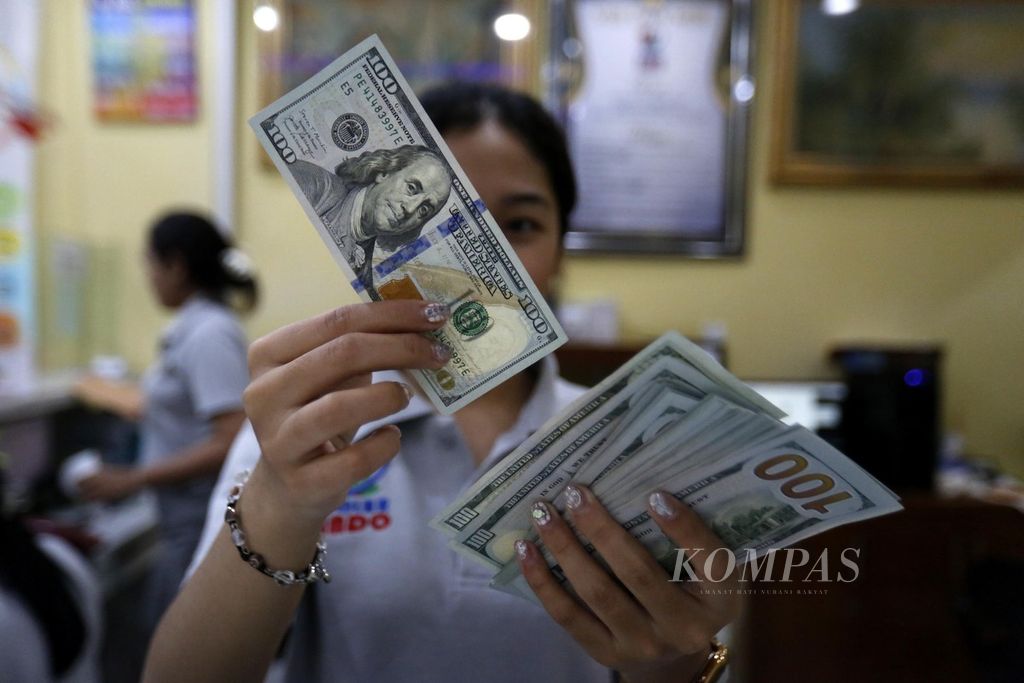 Petugas memeriksa uang dollar AS di tempat penukaran valuta asing Dolarindo di kawasan Blok M, Jakarta Selatan, Jumat (5/3/2021).