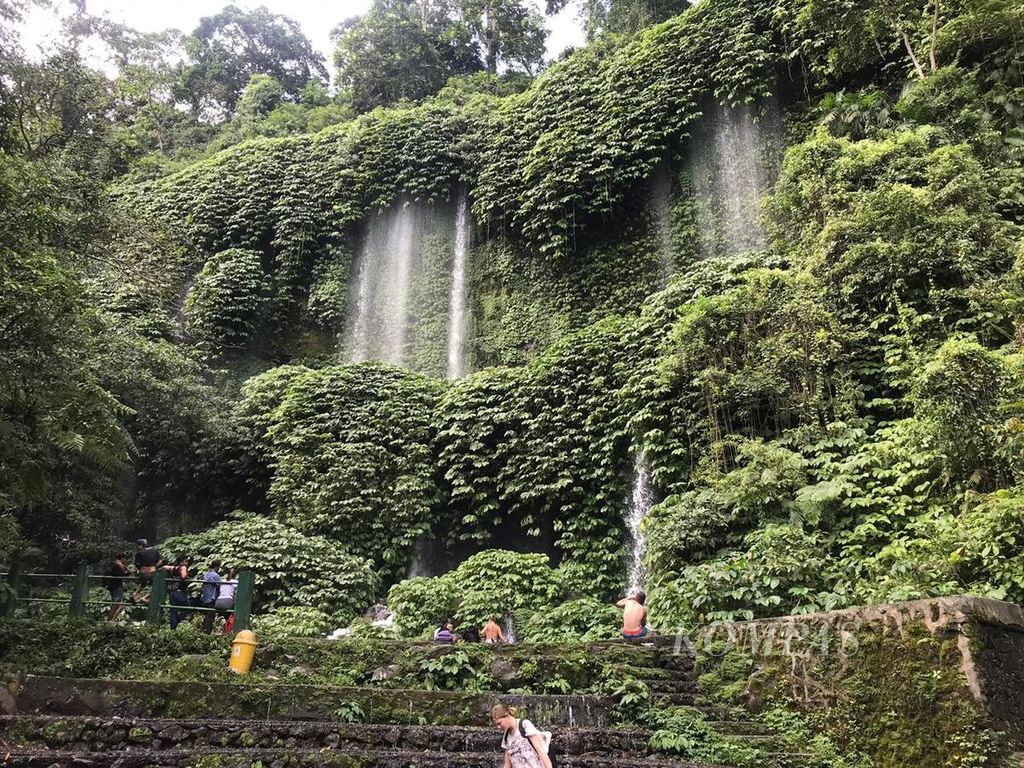 Obyek wisata Air Terjun Benang Kelambu di Desa Aikberik, Lombok Tengah, Nusa Tenggara Barat, Juni 2019. Air terjun yang berada di Geopark Rinjani ini merupakan jejak letusan Gunung Samalas (Rinjani Tua) tahun 1257. 