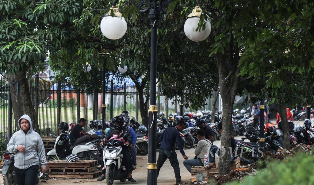 Parkir liar mulai marak di sekitar Alun-alun Kota Bogor, Kota Bogor, Jawa Barat, Minggu (19/12/2021). Ruang publik yang baru dibuka setelah renovasi ini menyedot antusias warga Kota Bogor dan sekitarnya. Ruang publik berwajah baru ini juga marak dengan praktik parkir liar yang dikeluhkan pengunjung. 