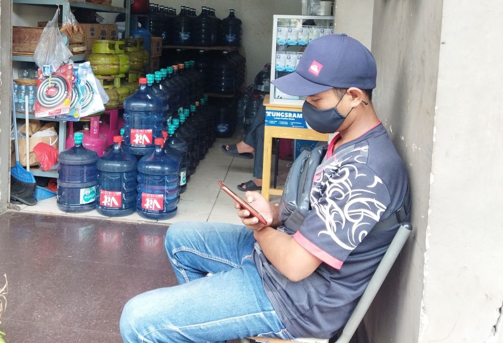 Salah satu warung di Meruya Utara, Jakarta Barat, Selasa (20/9/2022), menyediakan berbagai produk air minum dalam kemasan.