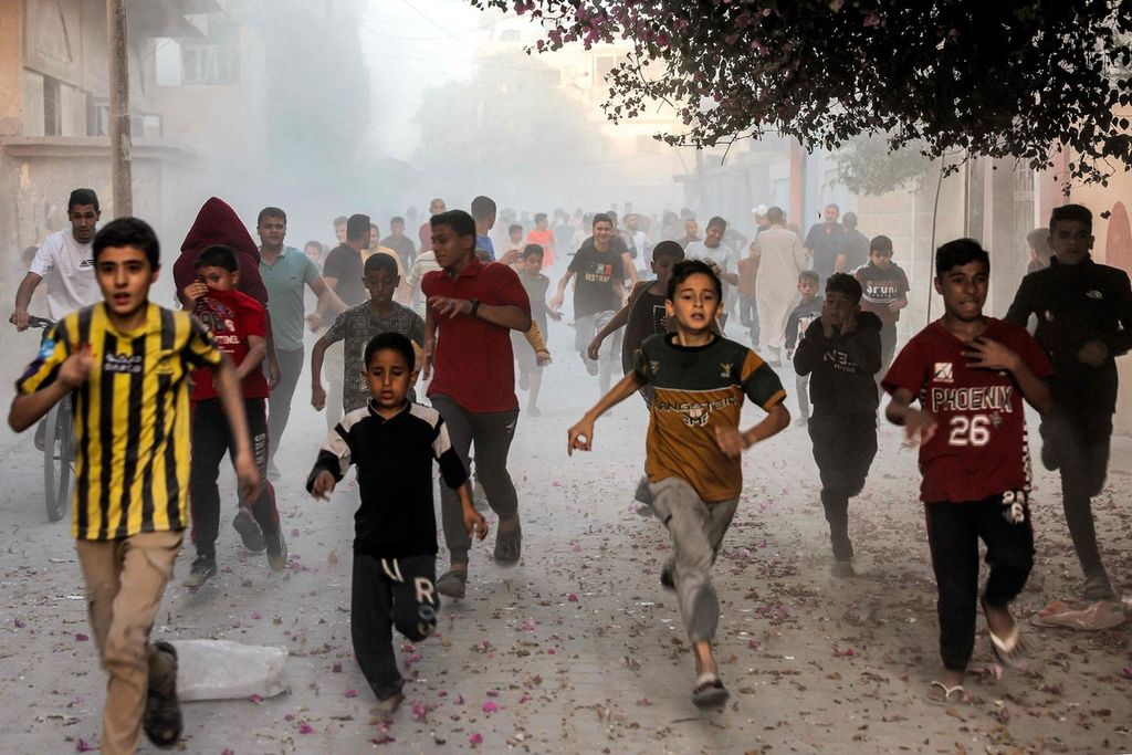 Anak-anak Palestina berlarian saat mereka menghindar dari pengeboman Israel di Rafah di Jalur Gaza selatan, Palestina, Senin (6/11/2023). 