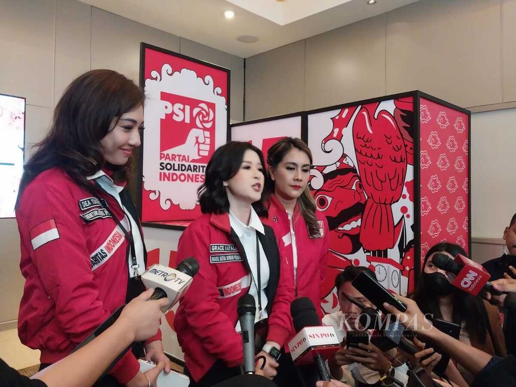 Sekjen PSI Dea Tunggaesti (kiri) dan Wakil Ketua Dewan Pembina PSI Grace Natalie (tengah) pada sesi keterangan pers seusai acara Kopi Darat Nasional yang merupakan puncak peringatan HUT Ke-8 PSI, di Djakarta Theater, Jakarta, Selasa (31/1/2023).