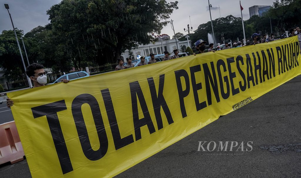Tuntutan penolakan pengesahan RKUHP yang disuarakan melalui spanduk dalam Aksi Kamisan di depan Istana Merdeka, Jakarta, Kamis (1/12/2022). 