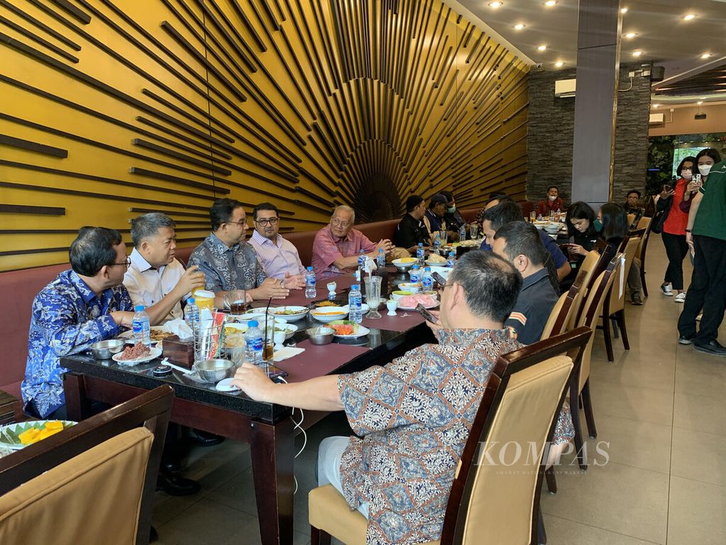 Tim kecil yang terdiri dari perwakilan Partai Nasdem, Partai Demokrat, dan Partai Keadilan Sejahtera makan siang bersama Anies Baswedan di salah satu restoran di Tebet, Jakarta Selatan, Jumat (18/11/2022). Dalam pertemuan tersebut, mereka membicarakan soal strategi pemenangan Anies Baswedan pada Pilpres 2024.