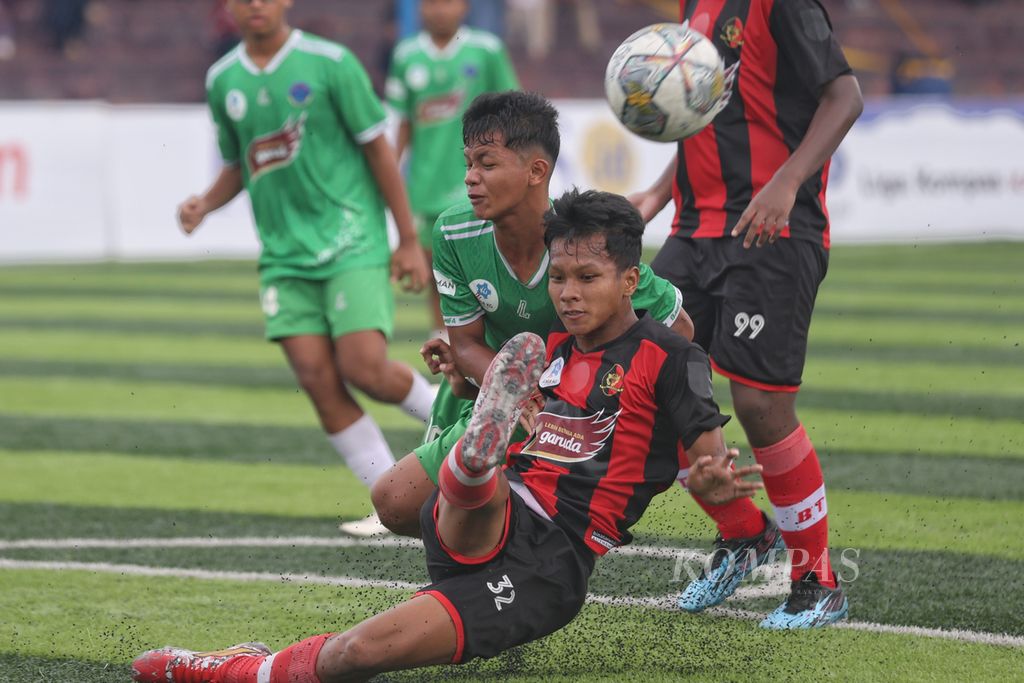 Pemain BMIFA, Ibrahimmovic Afriansyah (kiri), beradu dengan pemain Bina Taruna, Fannan Dias Okta, pada pertandingan Liga Kompas Kacang Garuda U-14 di Dewantara Sport Center, Tangerang Selatan, Banten, Minggu, (18/2/2024). 