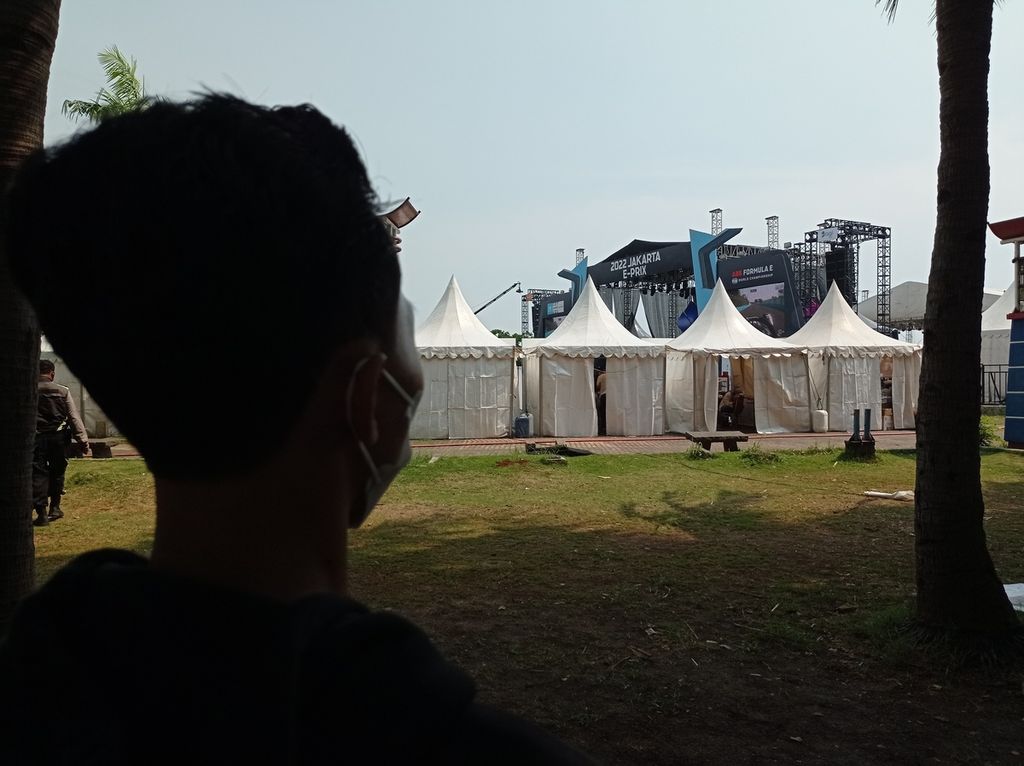 Penonton menyaksikan kualifikasi Formula E Jakarta 2022 di Pantai Festival Ancol, Sabtu (4/6/2022).