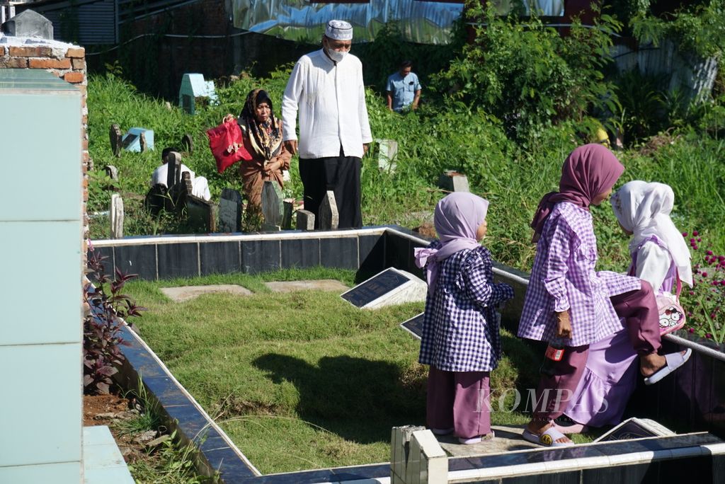 Warga yang beragama Islam berziarah ke kompleks Makam Sekar Kedaton di Manado, Sulawesi Utara, selepas shalat Id pada Idul Fitri 1443 Hijriah, Senin (2/5/2022). Sebagian warga menilai perayaan Lebaran tahun ini lebih semarak karena pembatasan sosial tak lagi ketat seperti dua tahun lalu.