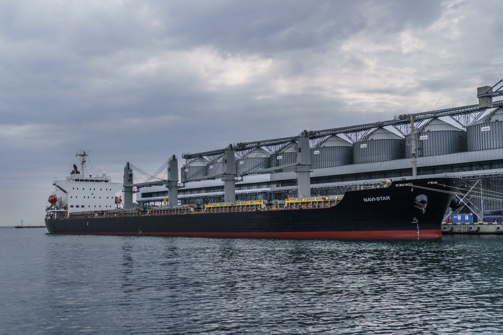 Kapal Navi-Star, yang membawa muatan penuh gandum, menanti kesempatan untuk mulai berlayar di Pelabuhan Laut Odesa di Odesa, Ukraina, 29 Juli 2022. 