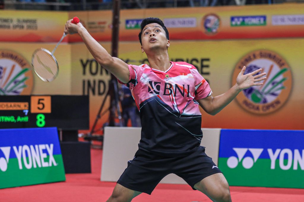 Anthony Sinisuka Ginting, tunggal putra Indonesia, melayangkan raket saat menghadapi pemain Thailand, Kunlavut Vitidsarn, pada semifinal India Terbuka 2023 di KD Jadhav Indoor Hall, Indira Gandhi Sports Complex, India, Sabtu (21/1/3023). Antony takluk, 25-27, 15-21.